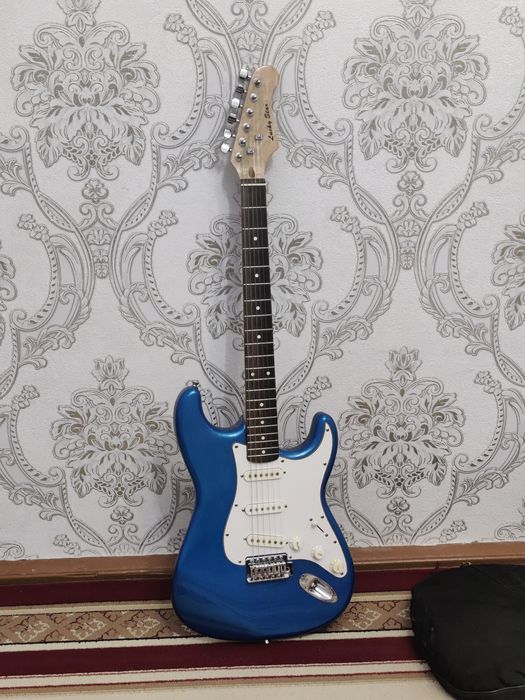 Elektro Gitara sotiladi.