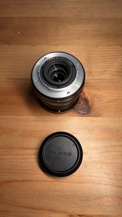 Obeictiv Fujifilm XF 23mm f 2 WR negru cu parasolar si capac
