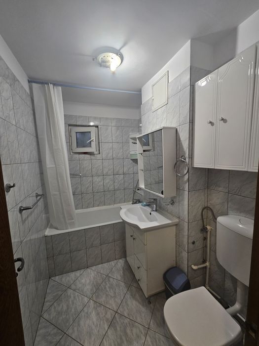 Apartament 3 camere de închiriat