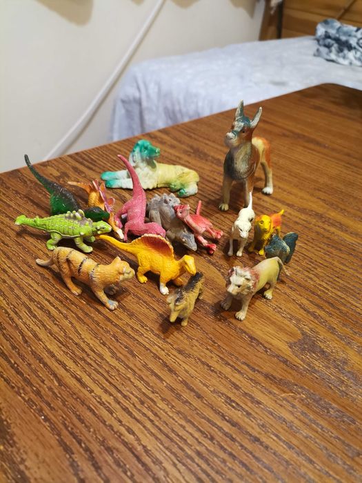 Колекционерски фигурки на животни и динозаври