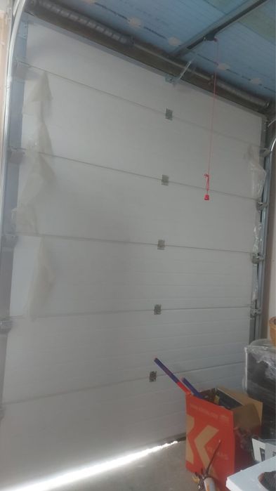 Usa  de garaj + usa normala intrare separata