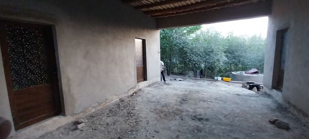 Yangi hovli Mirmirondan