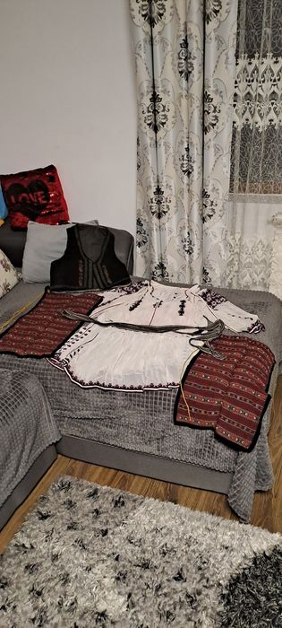 Vând costum popular de fetița