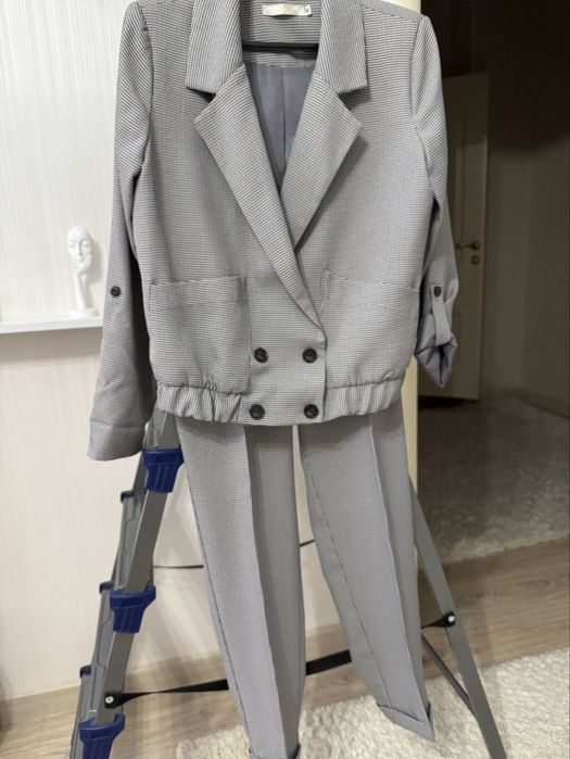 Брючные костюмы