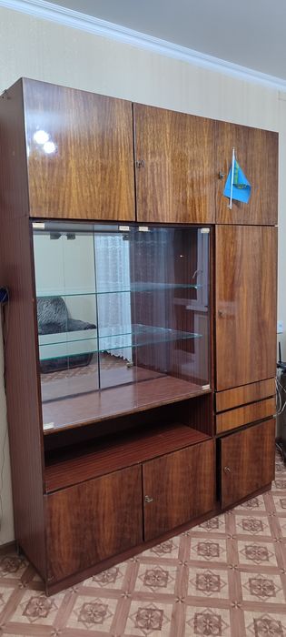 Шкаф сервант в идеальном состоянии