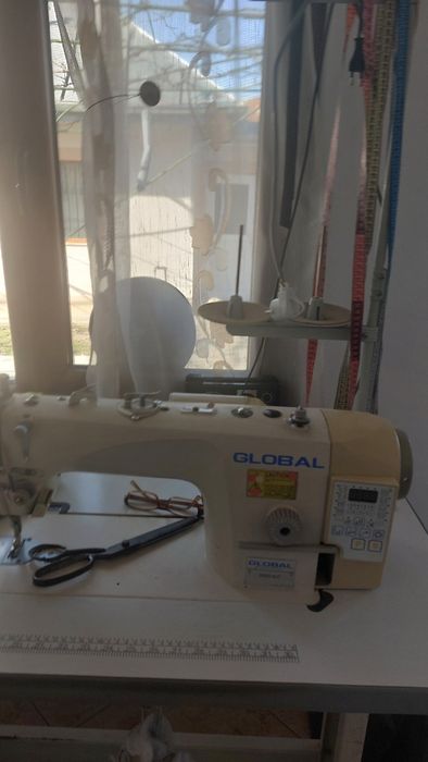 Masina de cusut electrica.