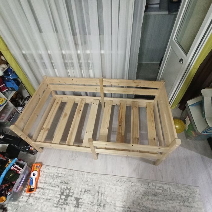 Деревянная кровать с матрасом