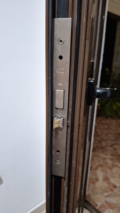 Reparatii usi metalice și termopan