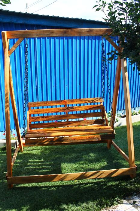 Садовые качели из дерева