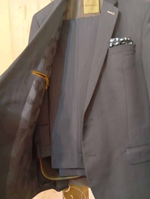 Vând costum bărbătesc
