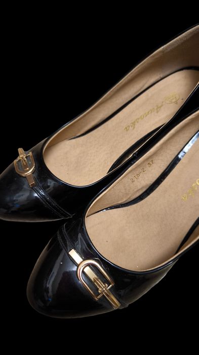 Продам женские туфли