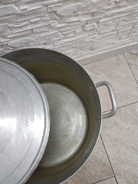 Продам большую кастрюлю