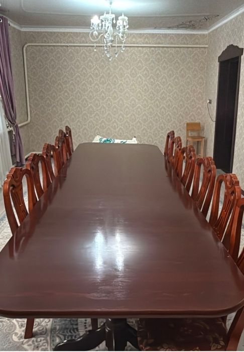 Стол, стулья для гостинной