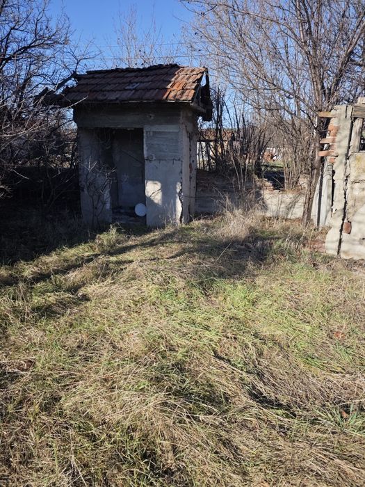 Продавам парцел с къща за тотален ремонт квартал Изгрев гр.Нови Искър