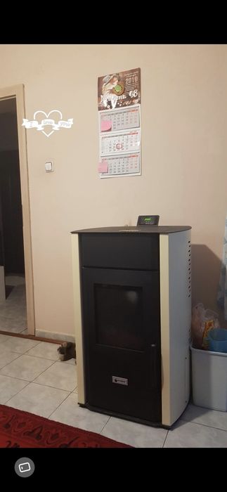 Мебели и камина на пилети македжнска