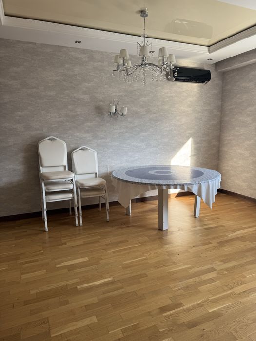Продам круглый стол со стульями