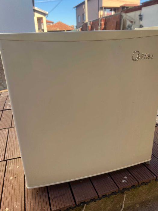 Малък хладилник Midea