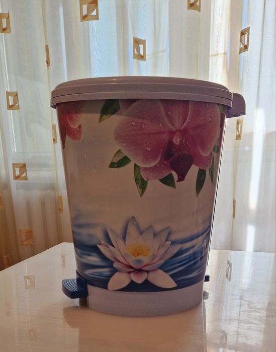 Продам мусорное ведро с педалью.