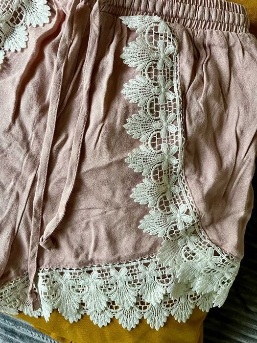 Pantaloni scurti roz prafuit cu dantela H&M noi cu eticheta S