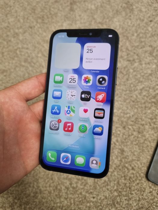 iPhone 12 ingrijit si liber