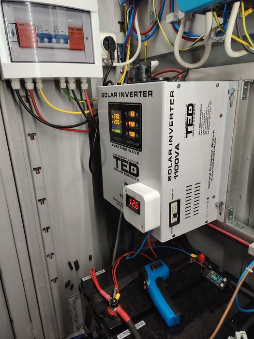 Vând invertor solar