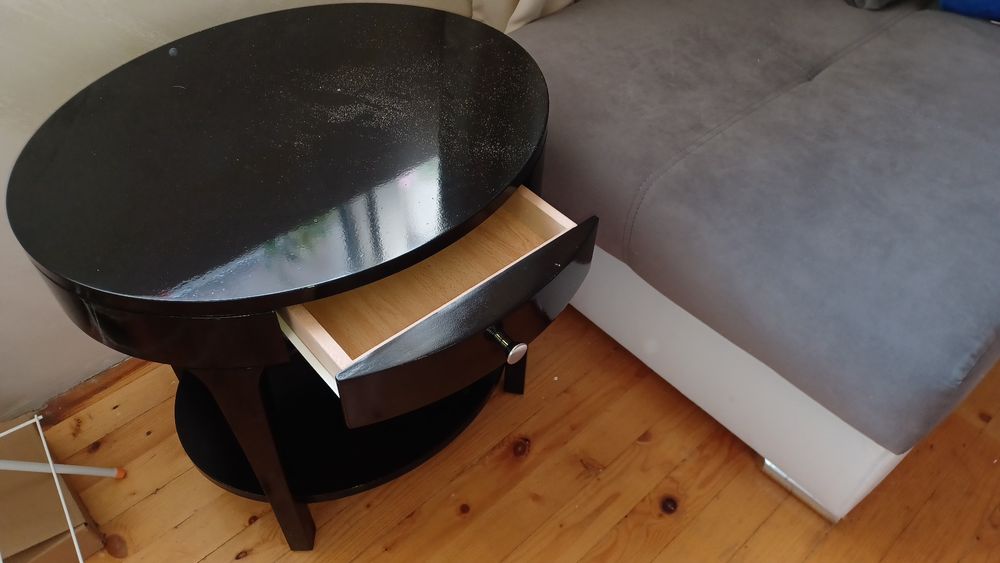 Нощни шкафчета /масички/ - масивно дърво, форма елипса, черен гланц,