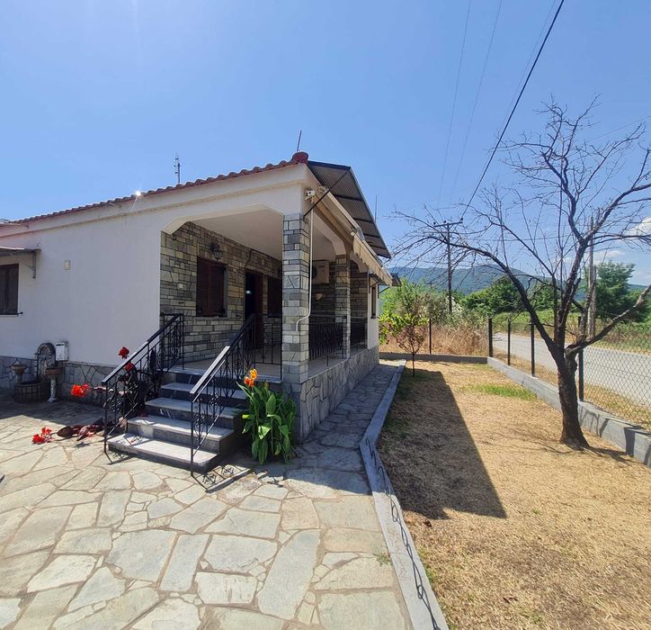 Продава с площ 85 м2 и двор 508 м2 в Паралия Врасна, Гърция