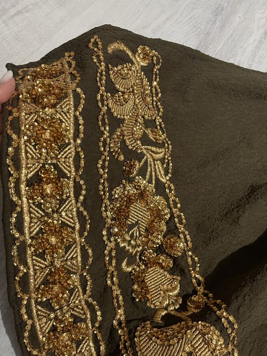 Costum popular cu fir metalic  auriu