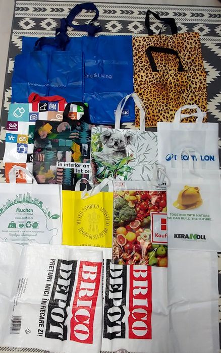 12 sacoșe și 5 saci rafie,noi