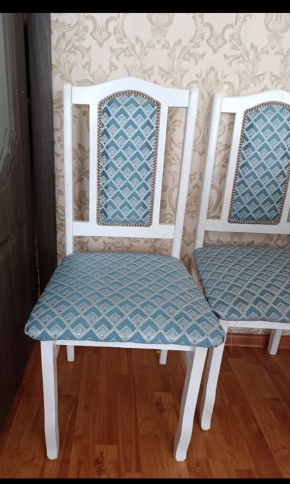 Продаю стол со стульями