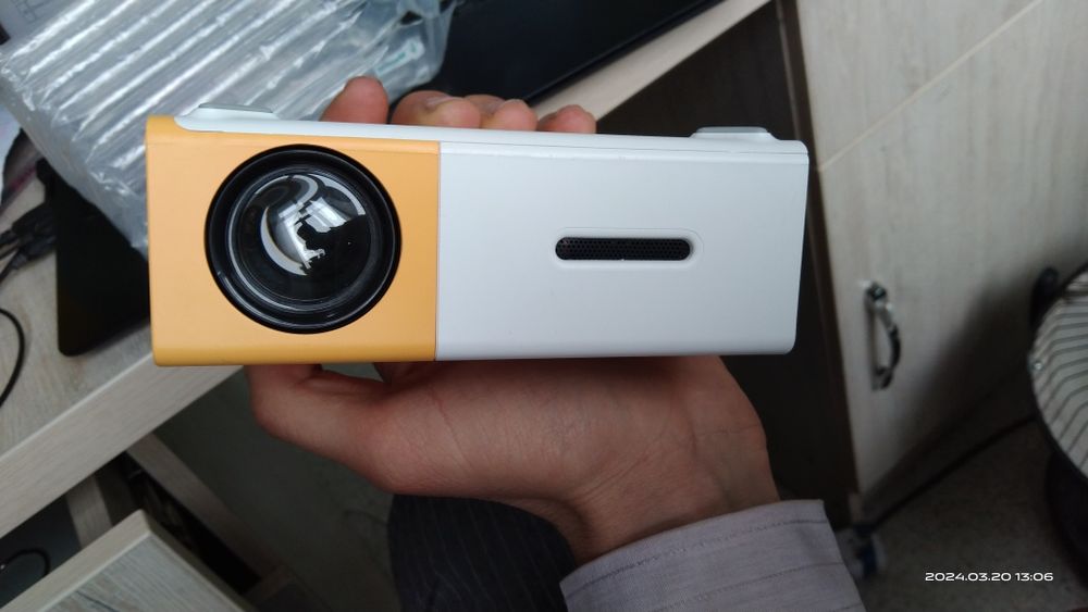 Projektor.   Yangi hali ochilmagan