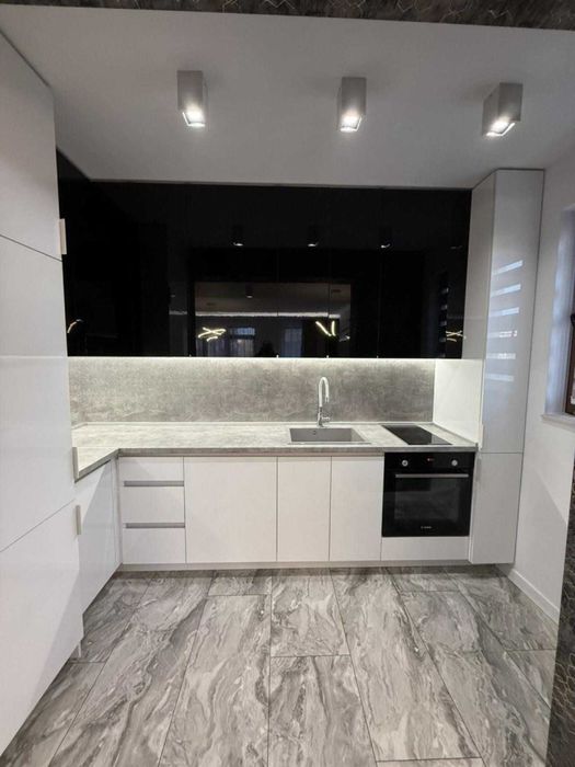 Продава се Тристаен апартамент в Пловдив, Център - 100 кв.м за 2390 €/кв.м - Снимка #3