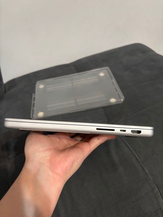 MacBook Pro 14 inch M1 Pro A2442 16GB 1TB SSD QWERTY ca Nou preț fix