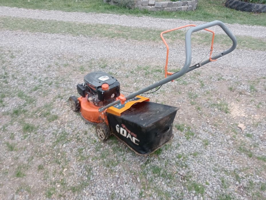 Vând mașină tuns iarba și piscina