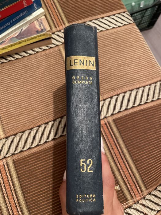 Trei volume din seria “Lenin”