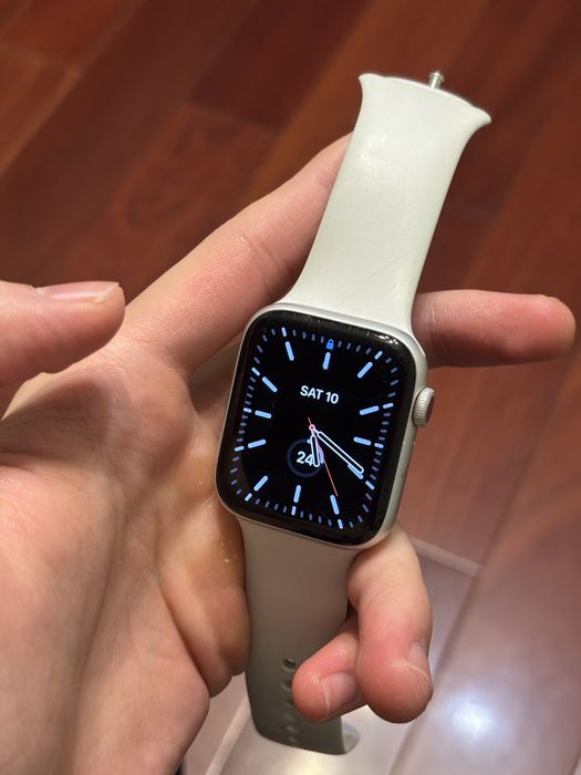 Apple Watch 5 / 44mm / White