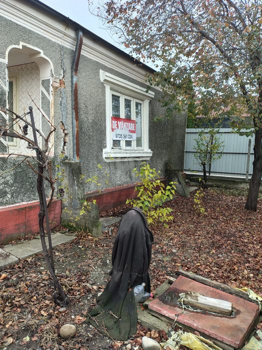 Vând teren intravilan+casă bătrânească