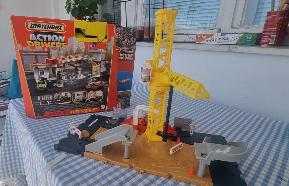 Matchbox Action Drivers – Бензиностанция + Строителна площадка с кран + оригинални колички