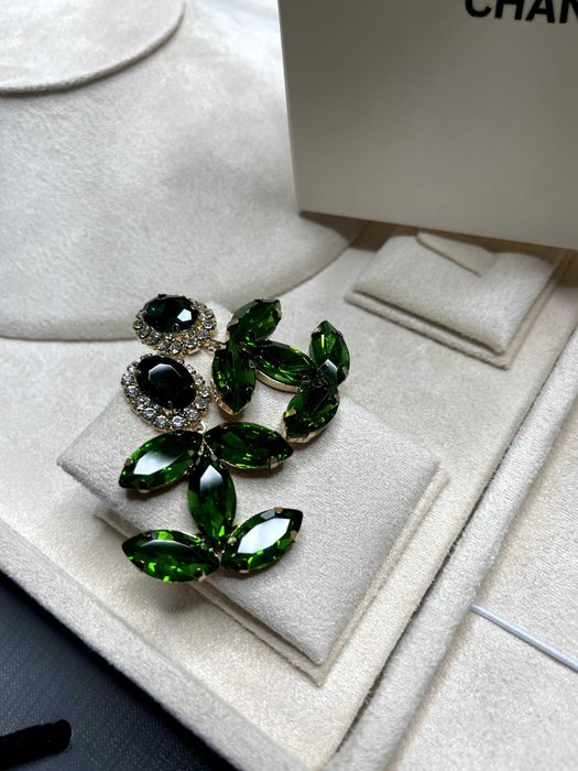 зелени обеци шанел chanel емералд красиви висящи с чантичка