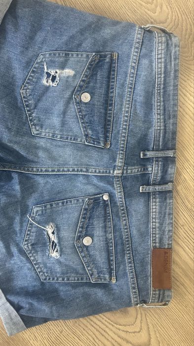 Blugi scurti rupti h&m