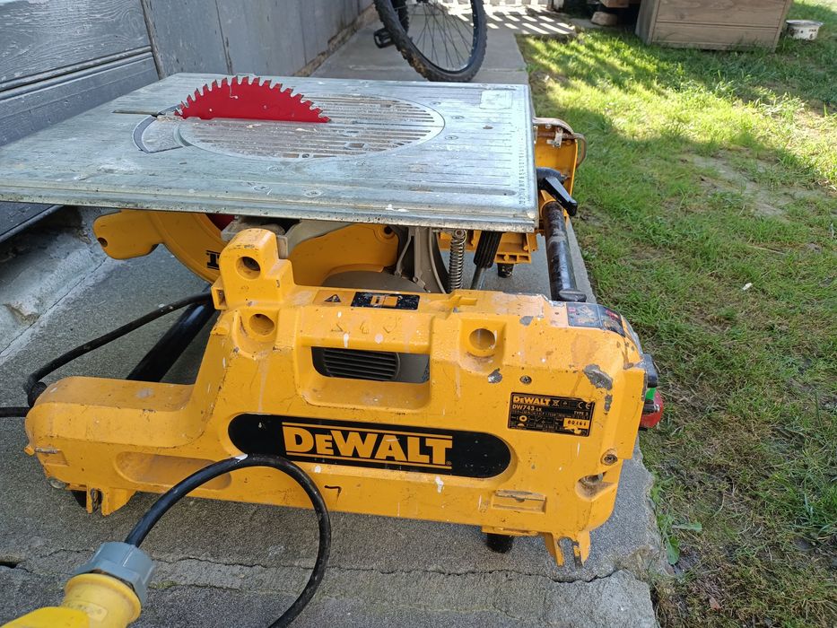 Vând circular dewald sau schimb cu mașina de șlefuit Mirka.