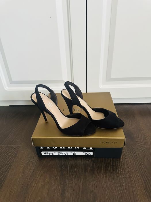 Sandale / papuci negri  cu toc comod  numarul 38 / 39 , de la firma H&M , noi , doar probati