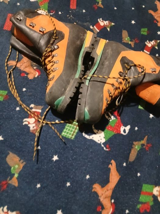 Bocanci de protecție cu bombeu metalic – aproape noi