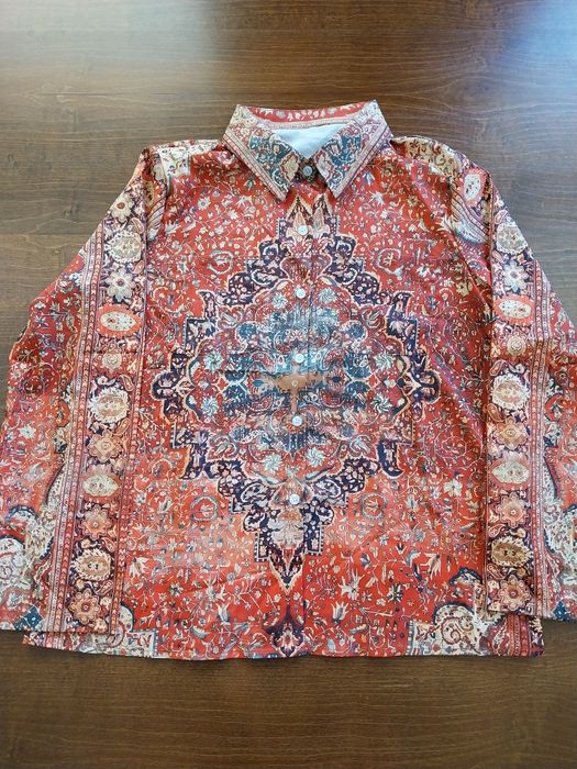 Тънки ризи от полиестер с ефектни щампи