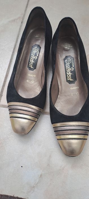 Pantofi din piele întoarsă în stare buna .mărimea 37 .preț 60 lei