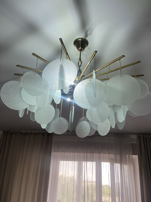 Продам шикарную обьемную люстру