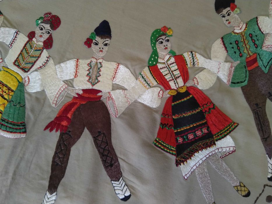 Ръчно шита покривка за маса