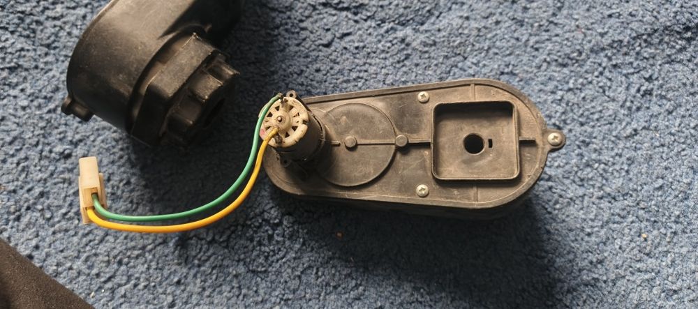 Bolalar mashinasining g‘ildirak motori sotiladi.