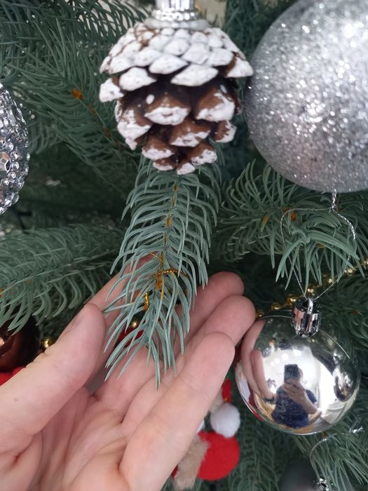 Продам ёлку без новогодних игрушек