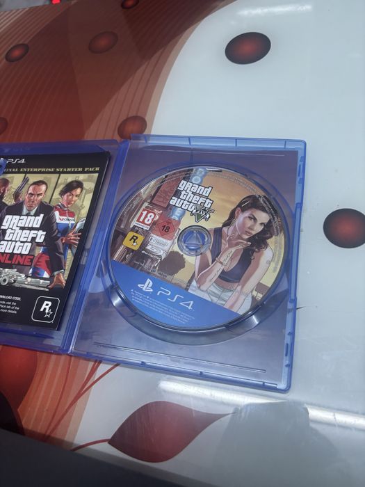 PlayStation 4 Slim + 4 jocuri incluse